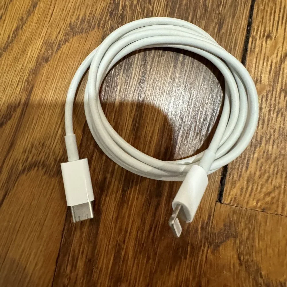 Apple, USB-C to Lightning Cable (1 m) x 4 (one brand new, 3 perfect condition)